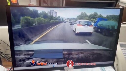 影/國道連環撞!事故車雪白妹「真誠彎腰」 大家微笑了