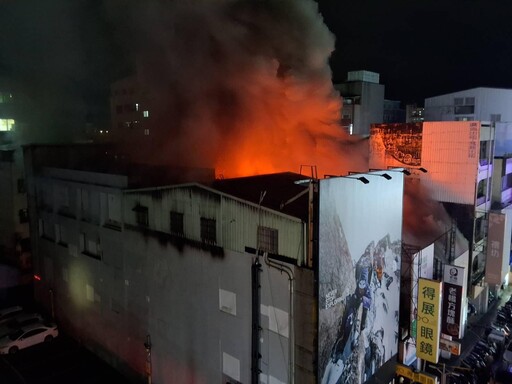 影/嘉義市倉庫火警!延燒北榮街商圈7戶商店 幸無傷亡