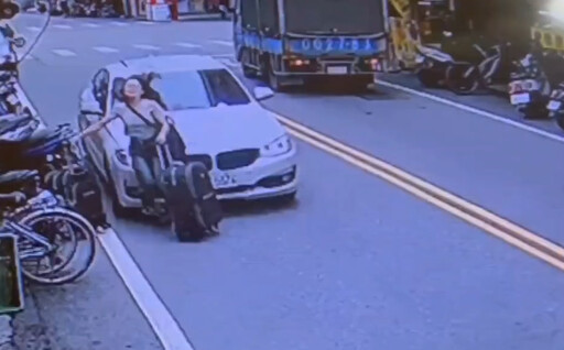 宜蘭街頭驚爆金飾搶案!女子遭汽車衝撞搶奪行李箱 熱心民眾即時制止