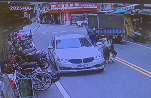 宜蘭街頭驚爆金飾搶案!女子遭汽車衝撞搶奪行李箱 熱心民眾即時制止