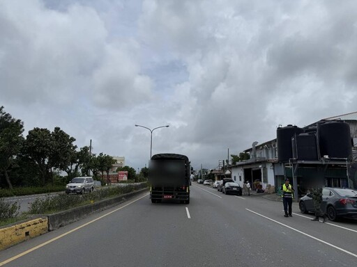 路霸式變道!「八軍團軍卡」擦撞特斯拉 驚險瞬間曝光