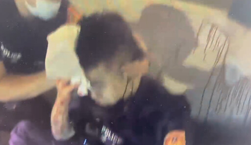 警遭通緝犯開車撞破頭！ 血染石牆畫面曝