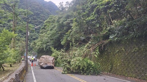 烏來山區嚴重坍方意外 巨石崩落占雙線車道