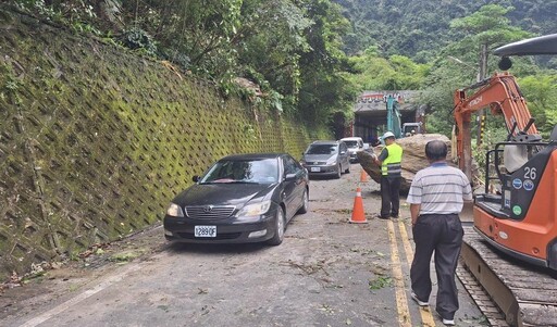 烏來山區嚴重坍方意外 巨石崩落占雙線車道