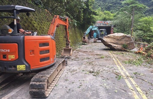 烏來山區嚴重坍方意外 巨石崩落占雙線車道