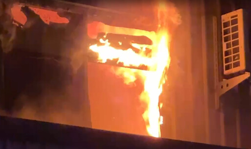 影/台中鐵皮工廠深夜火警!火舌狂竄濃煙滾滾 幸無人傷亡