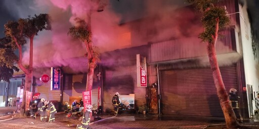 影/台中鐵皮工廠深夜火警!火舌狂竄濃煙滾滾 幸無人傷亡