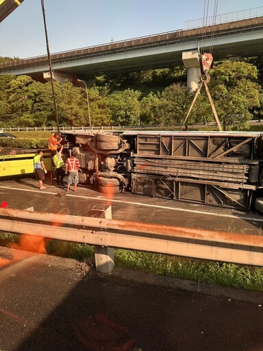 影/國1北上八堵段客運自撞分隔島翻覆 駕駛多處擦挫傷送醫