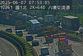 影/國1北上八堵段客運自撞分隔島翻覆 駕駛多處擦挫傷送醫