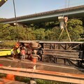 影/國1北上八堵段客運自撞分隔島翻覆 駕駛多處擦挫傷送醫