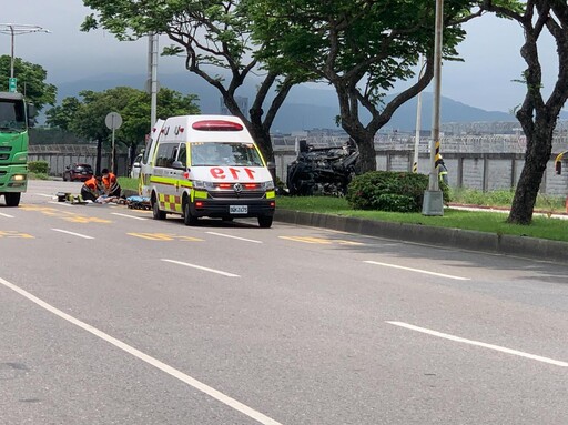 北市撫遠街嚴重車禍!轎車翻上分隔島變廢鐵 母子雙亡