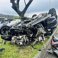 北市撫遠街嚴重車禍！轎車翻上分隔島變廢鐵 母子雙亡