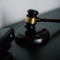 人妻打離婚官司勾上律師 丈夫抓包「摟腰摸臀」獲賠25萬