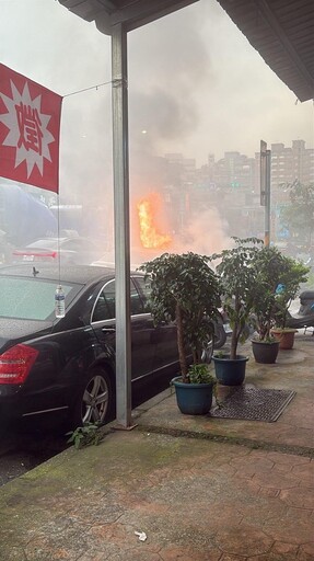 驚悚瞬間!19歲女開車遇自燃 引擎冒煙「整車陷火海」