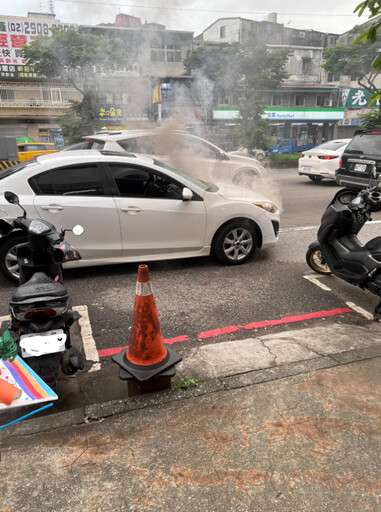 驚悚瞬間!19歲女開車遇自燃 引擎冒煙「整車陷火海」