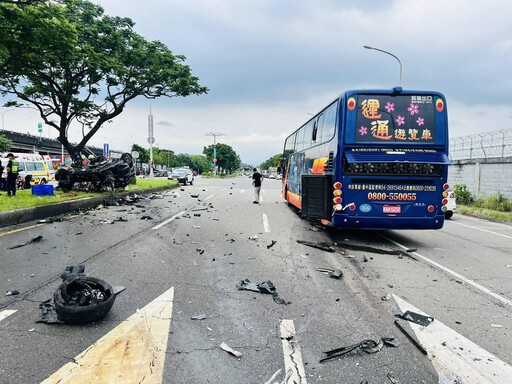 影/恐怖撞擊瞬間!北市撫遠街轎車撞遊覽車 母子雙亡
