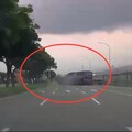影/恐怖撞擊瞬間！北市撫遠街轎車撞遊覽車 母子雙亡