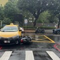 影/三重計程車擦撞機車 騎士噴飛受傷送醫