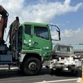 影/台64曳引車煞不住 衝撞小貨車拖行百公尺