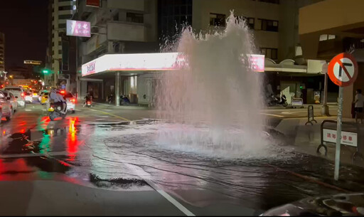 影/台中租賃車撞斷消防栓逃逸 馬路湧噴泉