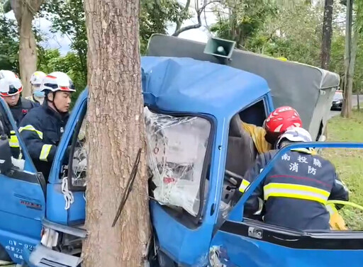 影/77歲翁開小貨車撞樹「斷腿+滿臉血」 消防員剪門救命