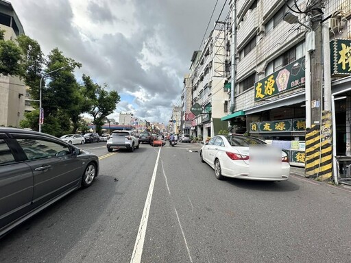 高雄鳳山車禍釀1死 69歲男重機變換車道撞轎車身亡