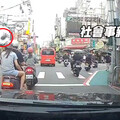 影/驚險一瞬！台中騎士等紅燈「天降大瓠瓜」頭險遭砸畫面曝