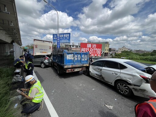 台76重大車禍!6大小車追撞「車頭插入前車底變形」慘狀直擊