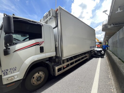 台76重大車禍!6大小車追撞「車頭插入前車底變形」慘狀直擊
