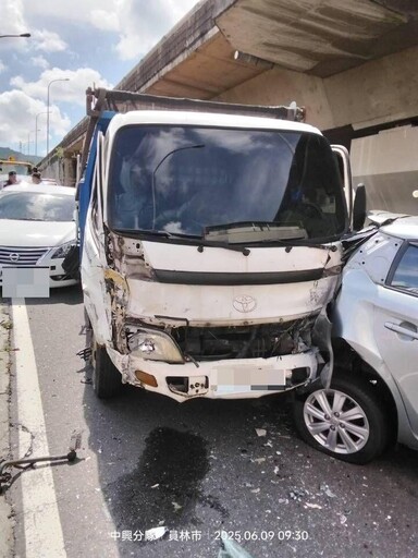 台76重大車禍!6大小車追撞「車頭插入前車底變形」慘狀直擊