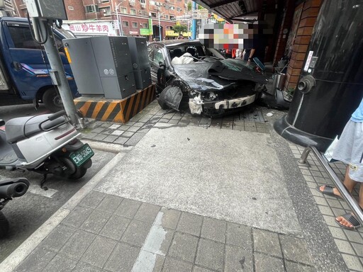 蘆洲警匪追逐!通緝犯高速撞進火鍋店騎樓落跑 驚悚直擊