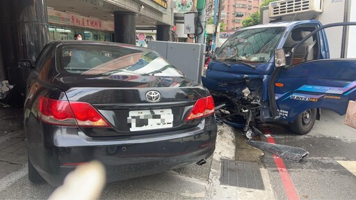 蘆洲警匪追逐!通緝犯高速撞進火鍋店騎樓落跑 驚悚直擊