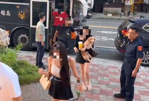影/養眼片!高雄鼓山賭場抄30人 兩長腿妹抱狗拼一把