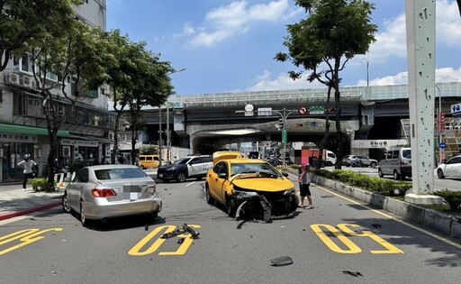 影/新北計程車高速闖紅燈衝撞2車 機車騎士傷重不治