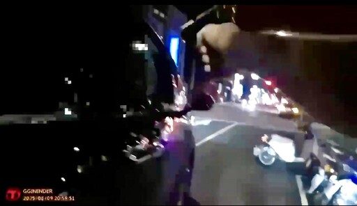 影/北市中山區Lexus LM拒檢衝撞 警拔槍喝令停車