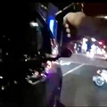 影/北市中山區Lexus LM拒檢衝撞 警拔槍喝令停車