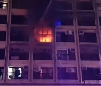 影/高雄鹽埕區深夜傳火警!七賢路住宅大樓陷火海