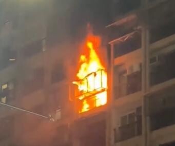 影/高雄鹽埕區深夜傳火警!七賢路住宅大樓陷火海