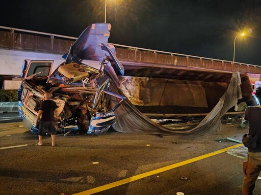 影/內湖交流道「滿載瀝青砂石車」撞裂分隔島 駕駛慘死