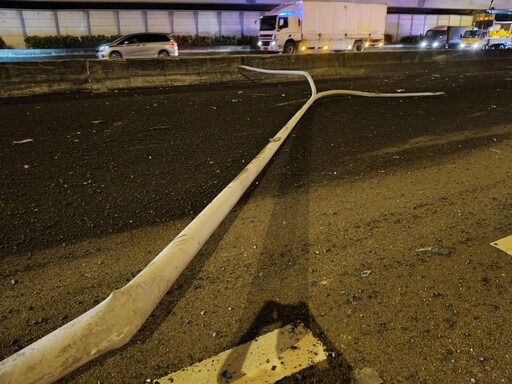影/內湖交流道「滿載瀝青砂石車」撞裂分隔島 駕駛慘死