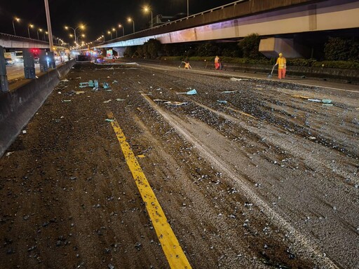 影/內湖交流道「滿載瀝青砂石車」撞裂分隔島 駕駛慘死