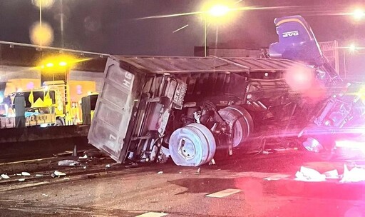 影/內湖交流道「滿載瀝青砂石車」撞裂分隔島 駕駛慘死