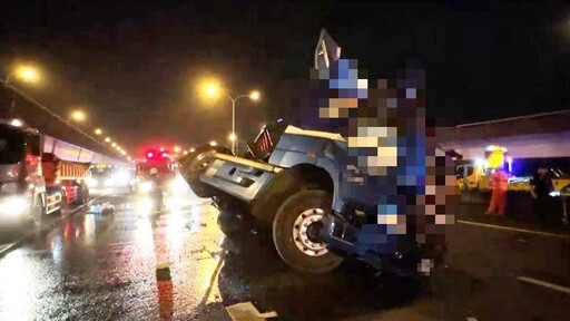 影/內湖交流道「滿載瀝青砂石車」撞裂分隔島 駕駛慘死