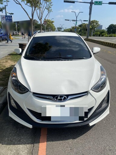 影/台中行人地獄!熟女駕車撞飛遛狗辣妹 傷者一度命危