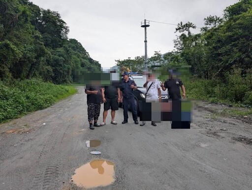 花蓮溪水暴漲工程車陷沙洲3男受困 鋼索救援助脫困