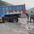 花蓮溪水暴漲工程車陷沙洲3男受困 鋼索救援助脫困