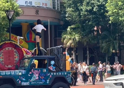 國中畢典校門外辣妹跳鋼管舞!台中家長「幫兒慶祝」惹議