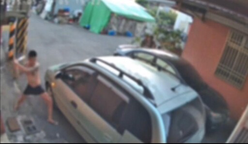 影/嘉義男發狂朝鄰居家丟汽油罐 警方逮人強制送醫