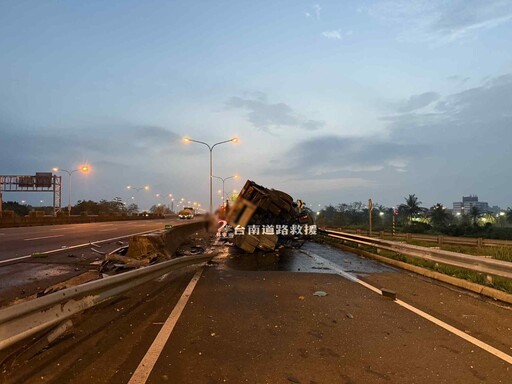 影/慘!國1北上新營段「半聯結車」全毀 傷亡不明