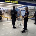 影/台南賣場醉漢揮舞武士刀 警方壓制槍枝走火擊中頸部